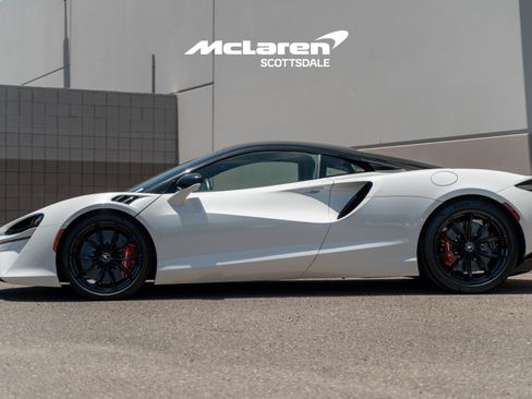 Used 2023 McLaren Artura RWD image 4