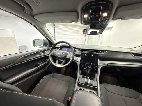 Used 2024 Jeep Grand Cherokee Laredo AWD/4WD image 15