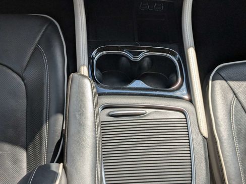 Used 2023 Chrysler Pacifica Limited FWD image 21