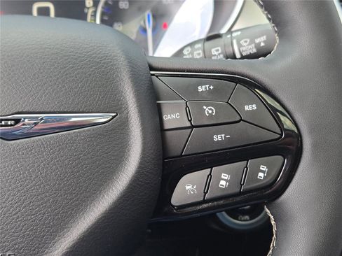 Used 2024 Chrysler Pacifica Limited w/ S Appearance Package image 31