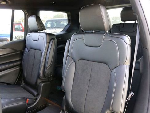 New 2025 Jeep Grand Cherokee L Laredo image 19