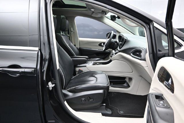 Certified 2024 Chrysler Pacifica Limited FWD image 26
