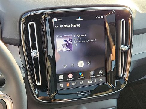 Certified 2023 Volvo XC40 B4 Plus w/ Driver Assist Package FWD image 17