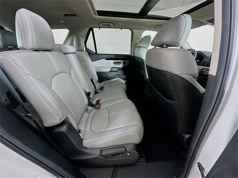 Certified 2025 Honda Pilot Touring image 7