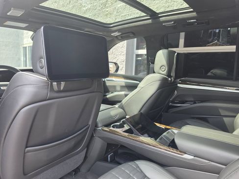 Used 2026 Cadillac Escalade Platinum Sport AWD/4WD image 4