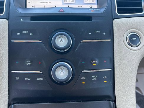 Used 2016 Ford Taurus Limited FWD image 16