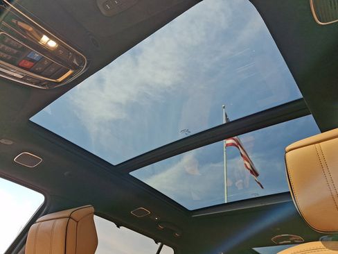 Used 2022 Jeep Grand Wagoneer Series III AWD/4WD image 16