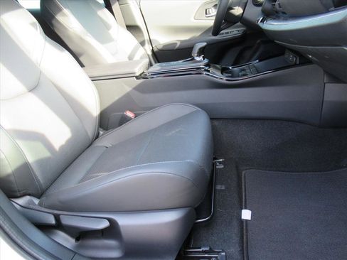 Used 2025 Toyota Prius XLE image 9