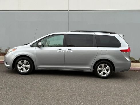 Used 2014 Toyota Sienna LE image 3