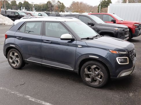 Used 2022 Hyundai Venue Limited image 14