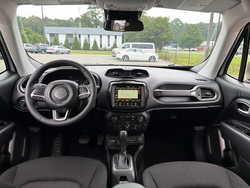 Used 2023 Jeep Renegade Latitude AWD/4WD image 8