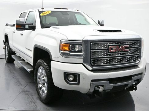 Used 2019 GMC Sierra 2500 Denali w/ Duramax Plus Package AWD/4WD image 2