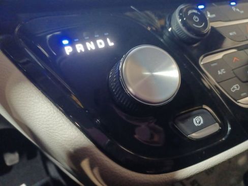 Used 2024 Chrysler Pacifica Select image 21