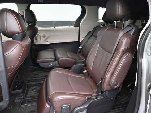 Certified 2023 Toyota Sienna Platinum image 31