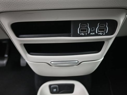 Used 2024 Chrysler Pacifica Touring-L FWD image 11