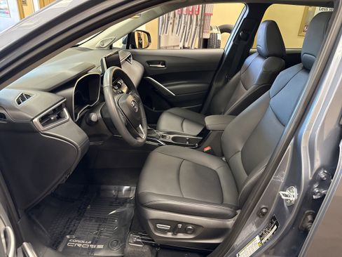 Used 2023 Toyota Corolla Cross XLE w/ Convenience Package image 6