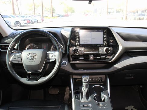 Used 2020 Toyota Highlander LE image 14