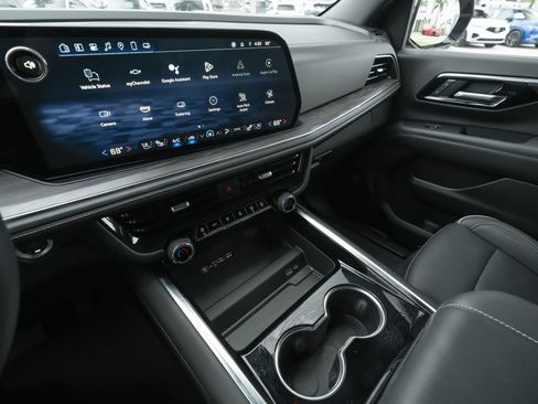 Used 2025 Chevrolet Suburban Premier image 10