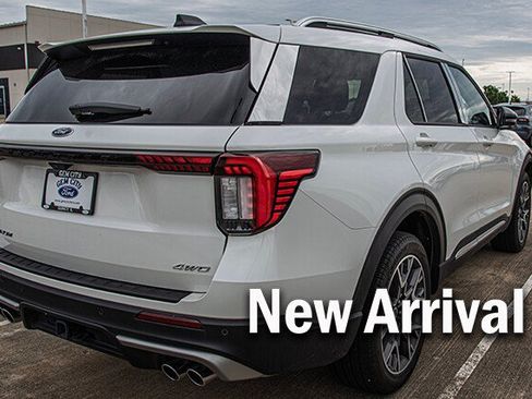 Used 2025 Ford Explorer Platinum w/ Ultimate Package AWD/4WD image 3
