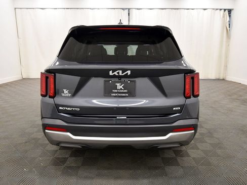 Certified 2024 Kia Sorento S w/ Panoramic Sunroof Package AWD/4WD image 6