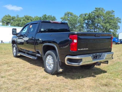 Used 2022 Chevrolet Silverado 2500 LT w/ Convenience Package AWD/4WD image 3