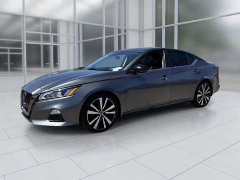 Used 2020 Nissan Altima 2.5 SR w/ Premium Package FWD image 2