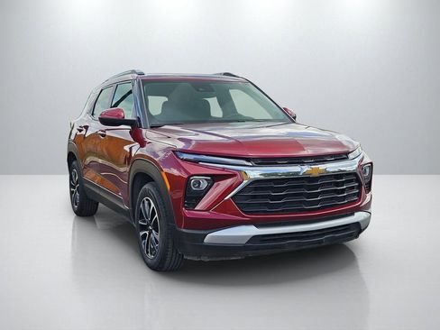 Used 2025 Chevrolet TrailBlazer LT FWD image 3