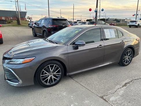 Used 2023 Toyota Camry XLE image 3