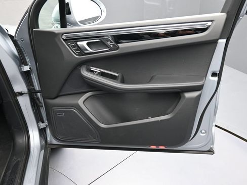 Certified 2026 Porsche Macan AWD/4WD image 28