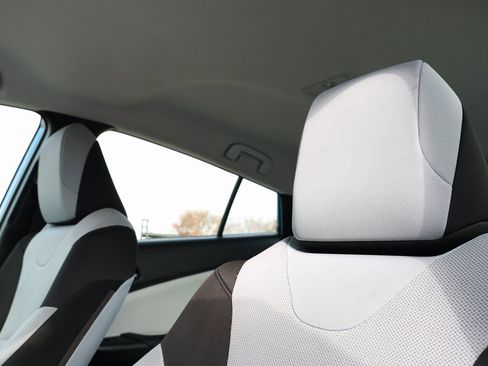 Used 2022 Toyota Prius L Eco image 14