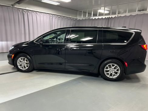 Used 2025 Chrysler Pacifica Select image 4