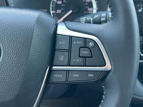 Used 2025 Toyota Highlander XLE FWD image 41