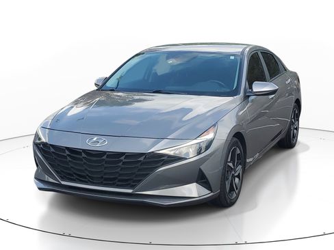 Used 2023 Hyundai Elantra SEL w/ Convenience Package FWD image 3