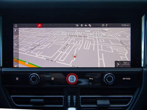 Certified 2025 Porsche Macan AWD/4WD image 7