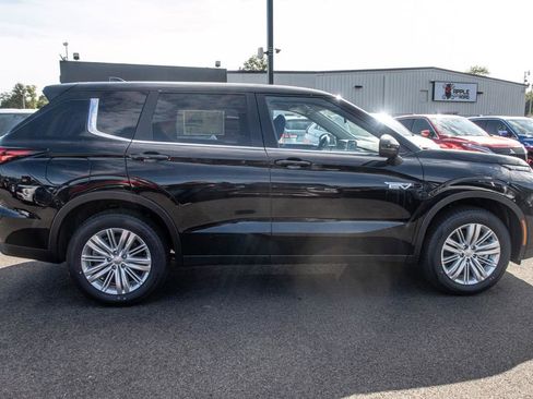 New 2024 Mitsubishi Outlander ES image 9