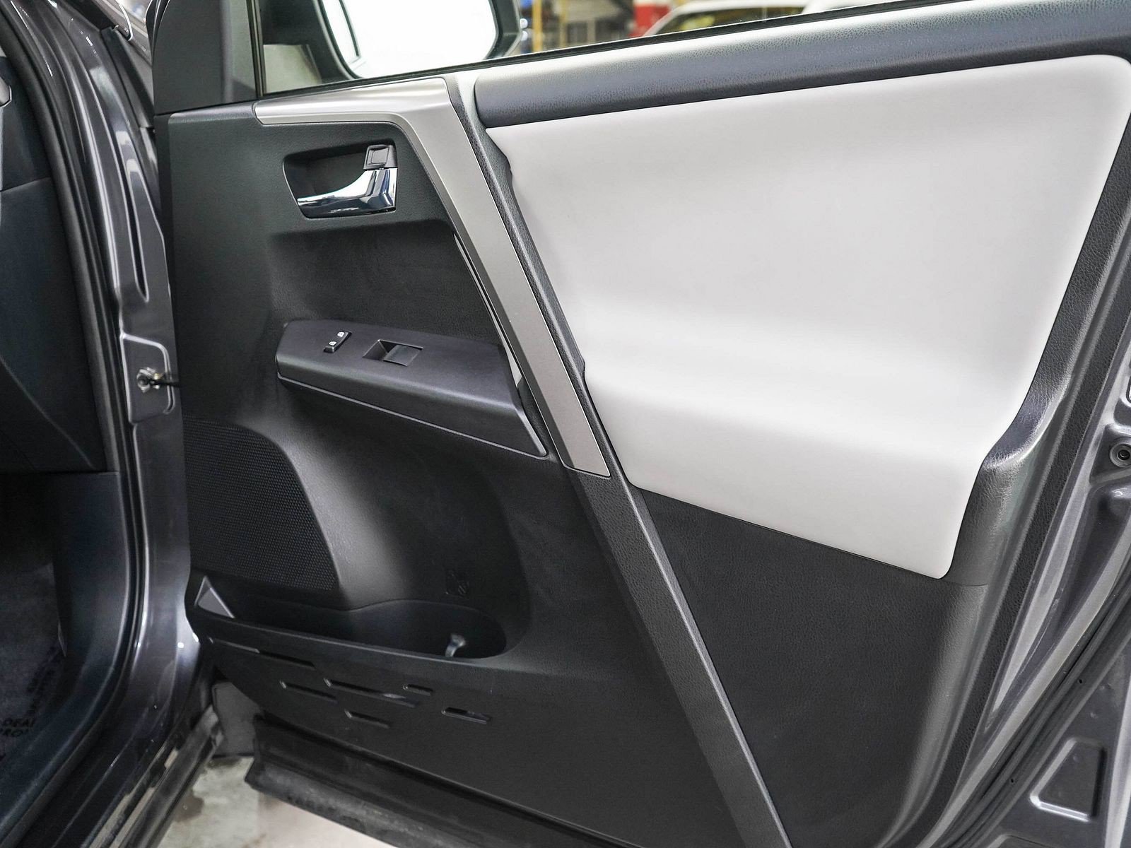 Used 2018 Toyota RAV4 XLE AWD/4WD image 9