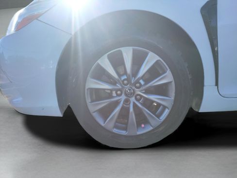 Used 2017 Toyota Camry XLE image 32