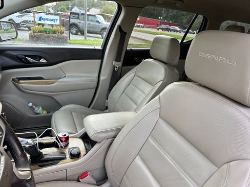 Used 2017 GMC Acadia Denali w/ Technology Package FWD image 11