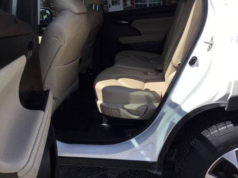Used 2020 Toyota Highlander XLE FWD image 33