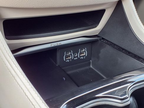 Certified 2023 Chrysler Pacifica Limited FWD image 17