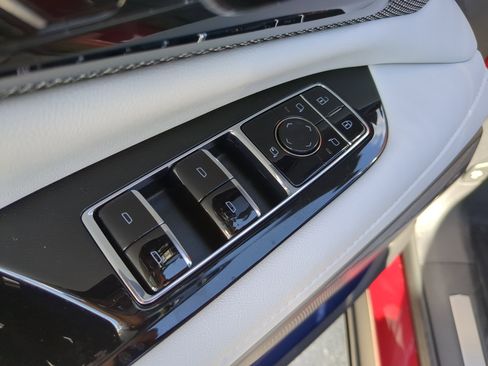 New 2026 Cadillac Optiq Luxury 1 image 17