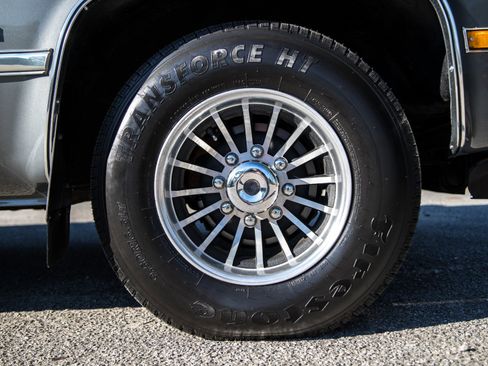 Used 1988 Chevrolet Suburban 2500 image 19