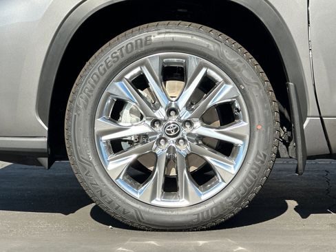 Certified 2026 Toyota Highlander Limited AWD/4WD image 27