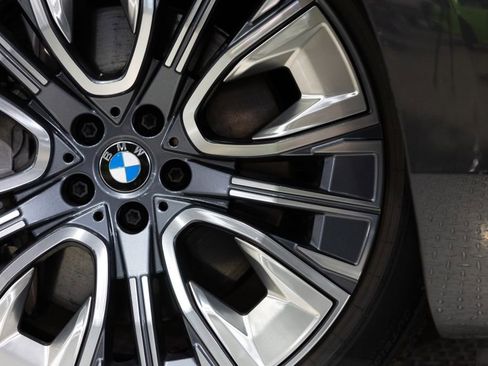 Used 2025 BMW i7 xDrive60 image 26