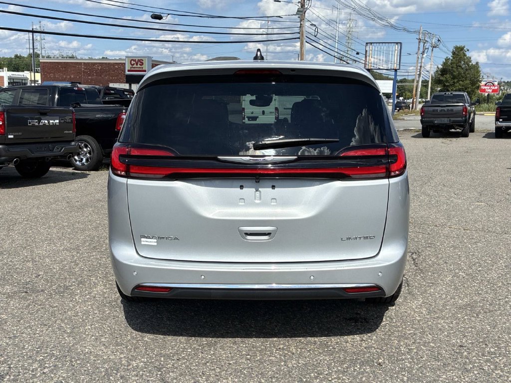 Used 2026 Chrysler Pacifica Limited FWD image 6