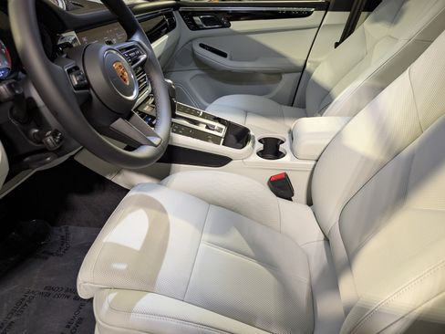 New 2026 Porsche Macan AWD/4WD image 4