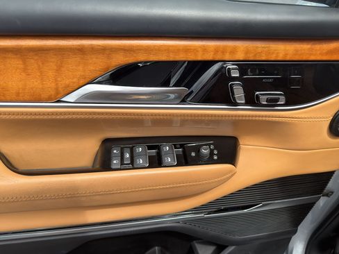 Used 2022 Jeep Grand Wagoneer Series III AWD/4WD image 11