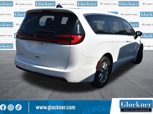 Used 2023 Chrysler Pacifica Touring-L FWD image 4