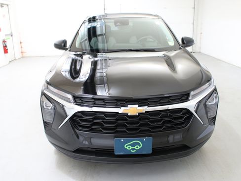 Certified 2025 Chevrolet Trax LS FWD image 2