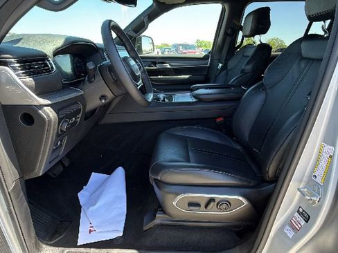 Used 2024 Jeep Wagoneer L Series II w/ Flexible Seating Group image 12